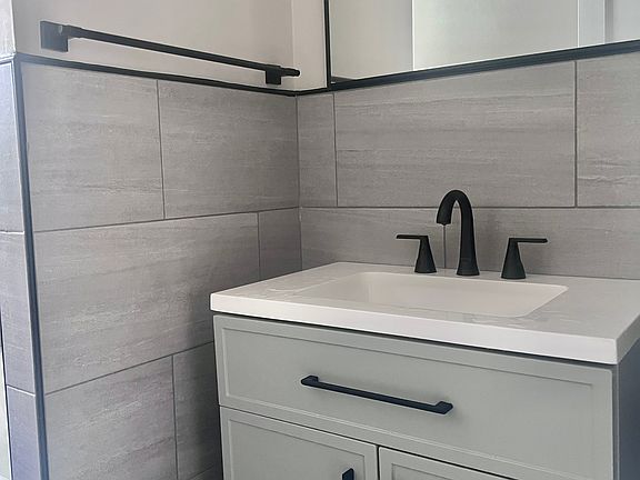 2nd image of 752 Belmont Ave N #3