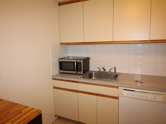 5th image of 13 Charleston Ave APT 39