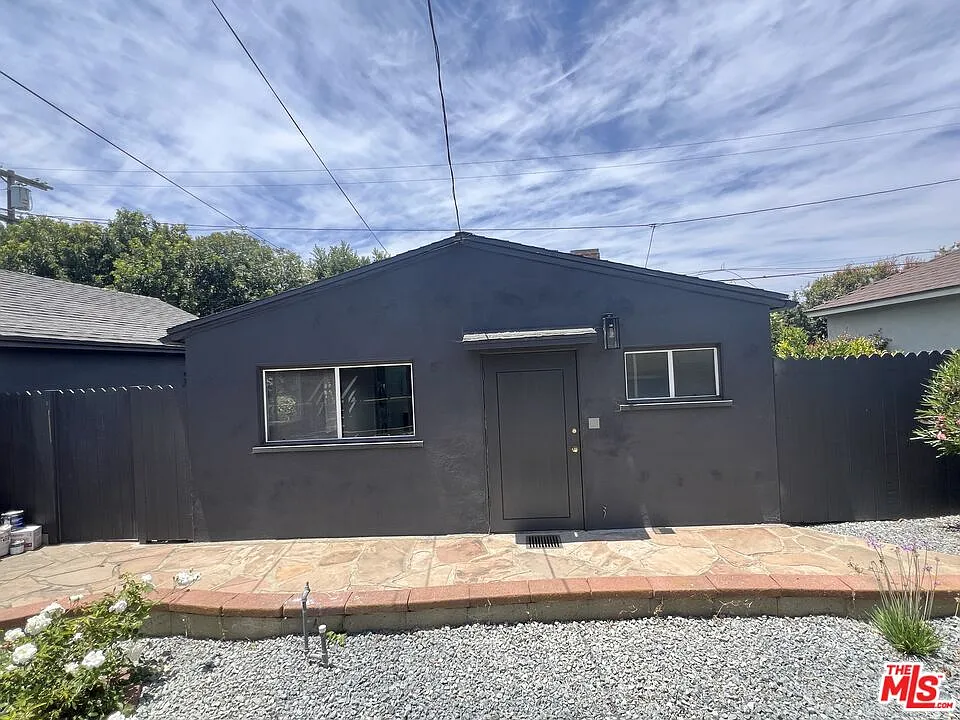 Studio, $3,000 — Photo 2
