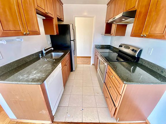3rd image of 650 Lake St APT 6