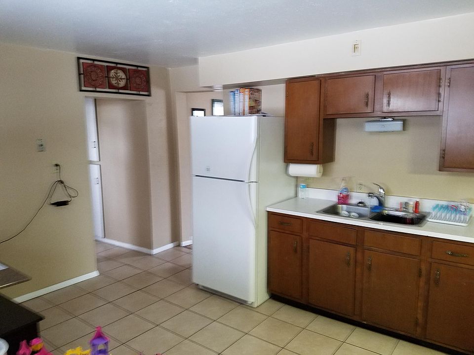2nd image of 305 W Division St