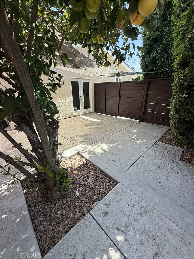 2 bed, 650 sqft, $2,700 — Photo 1