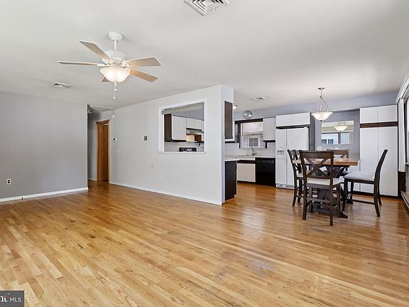 5th image of 218 Swan Blvd