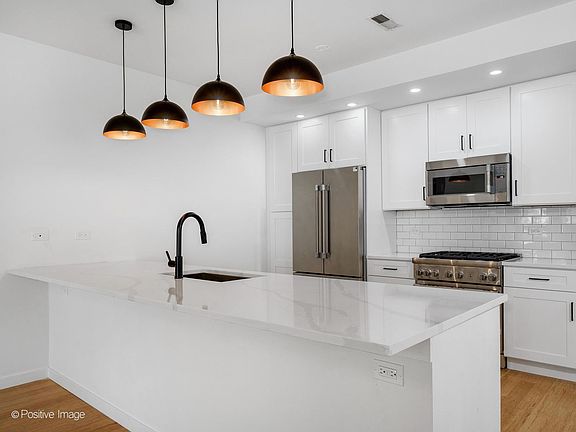 5th image of 842 N Wolcott Ave #3