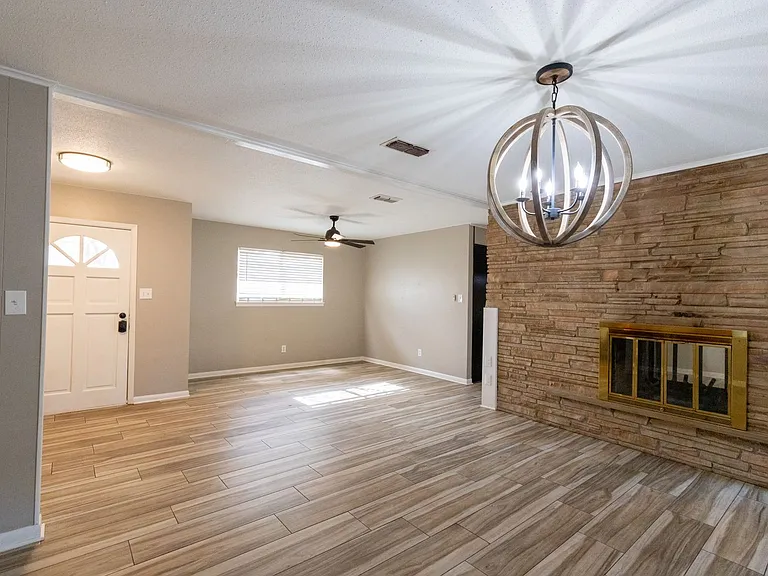 2132 Urbandale St — Photo 3