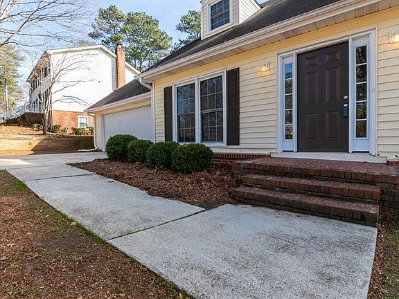 3rd image of 667 Clubhouse Dr SE