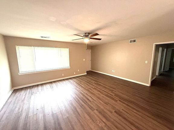 3rd image of 942 Parkwood Ct