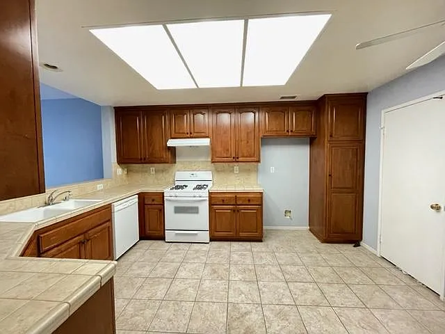 1004 N Turner Ave — Photo 4