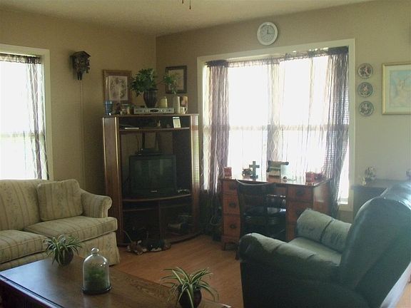 4th image of 614 W James St