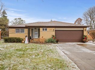 28170 Fontana Dr, Southfield, MI 48076