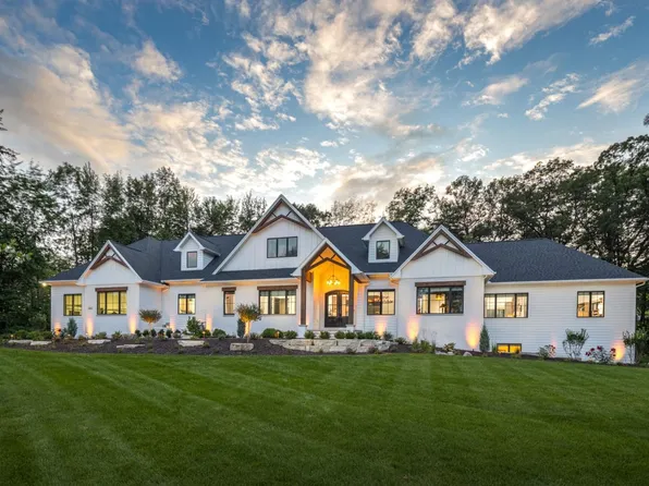 2411 Loxley Ct, Suamico, WI 54173