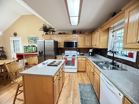 3rd image of 125 Hazelwood Ln