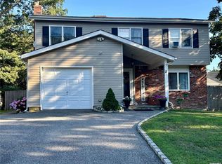 2 Maison Ct, Holbrook, NY 11741
