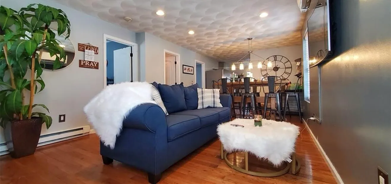 3 bed, 975 sqft, $2,700 — Photo 2