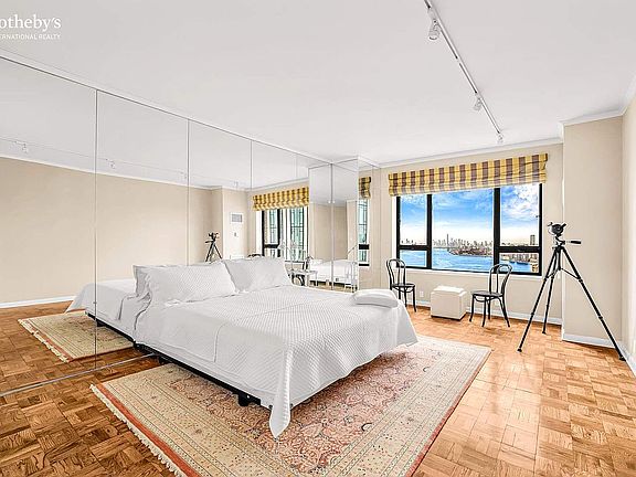 4th image of 425 E 58th St APT 42G