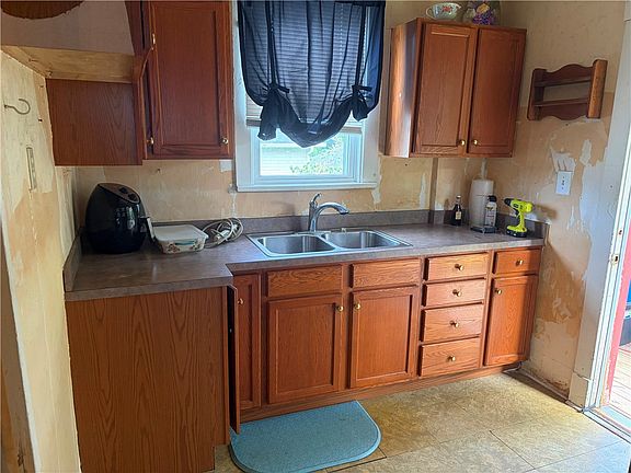 3rd image of 655 Meek St