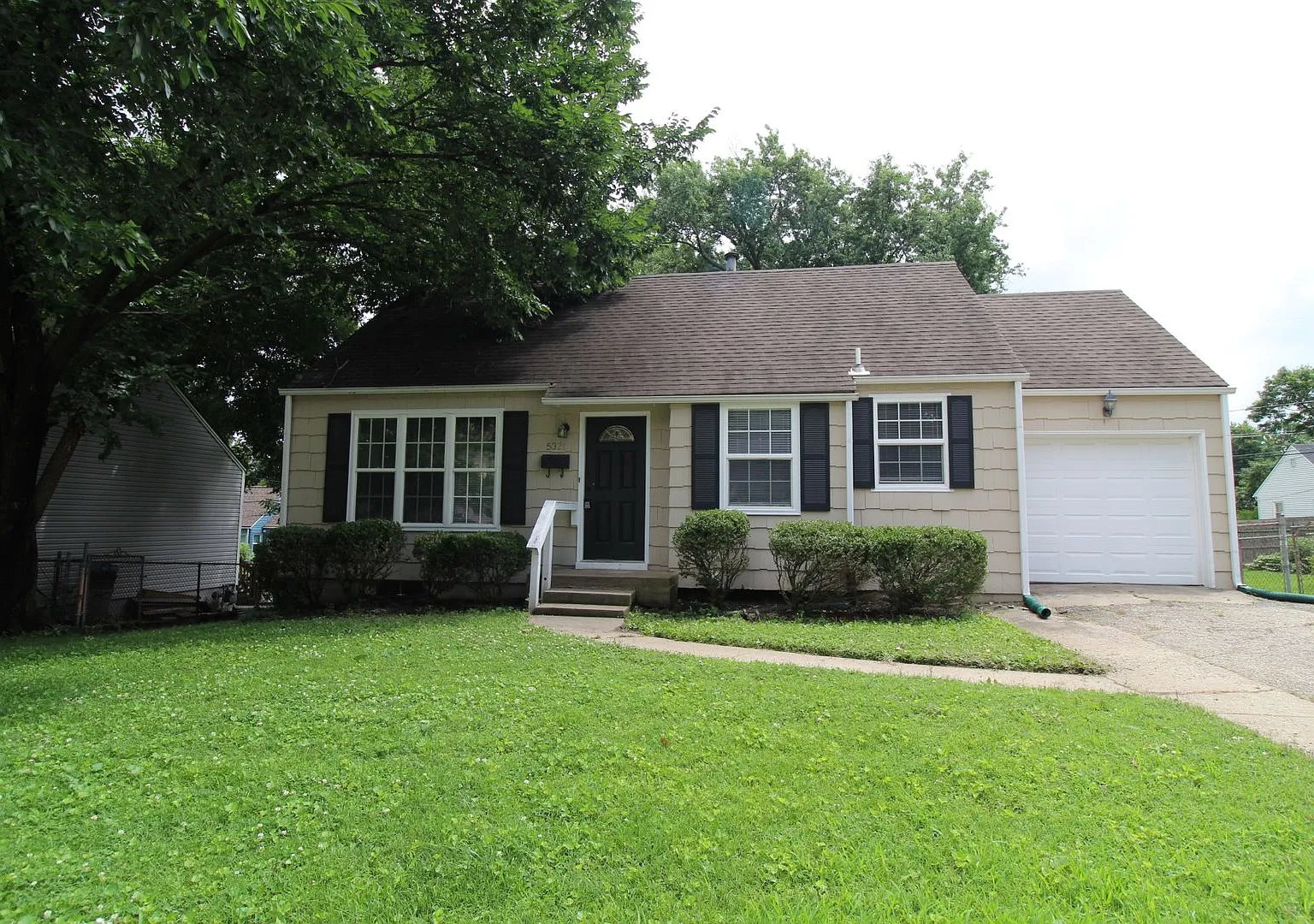 September FREE On This 2 Bedroom 1 Bath Home in Roeland Park — Photo 1