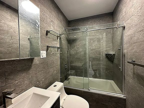 5th image of 474 Van Buren St #6