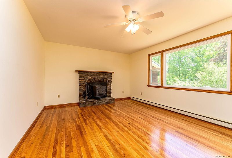 3rd image of 517 ALTAMONT Road