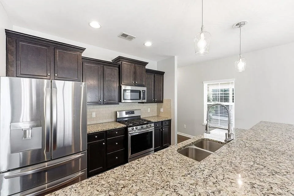 4 bed, 2.5 bath, 2491 sqft, $2,600 — Photo 3
