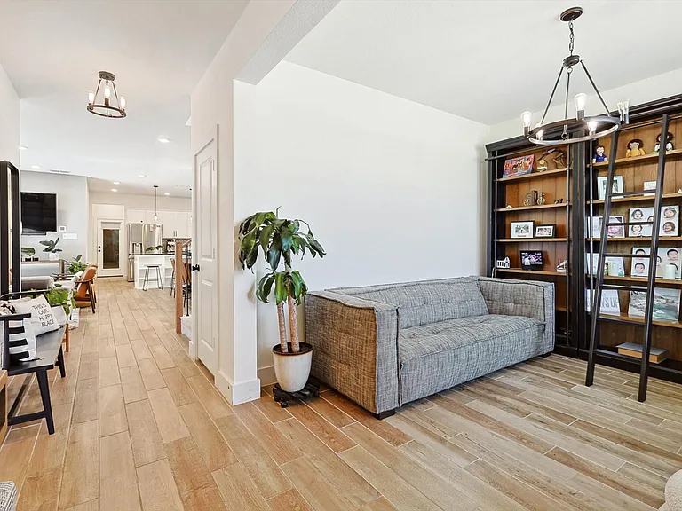 2420 Elm Pl — Photo 3