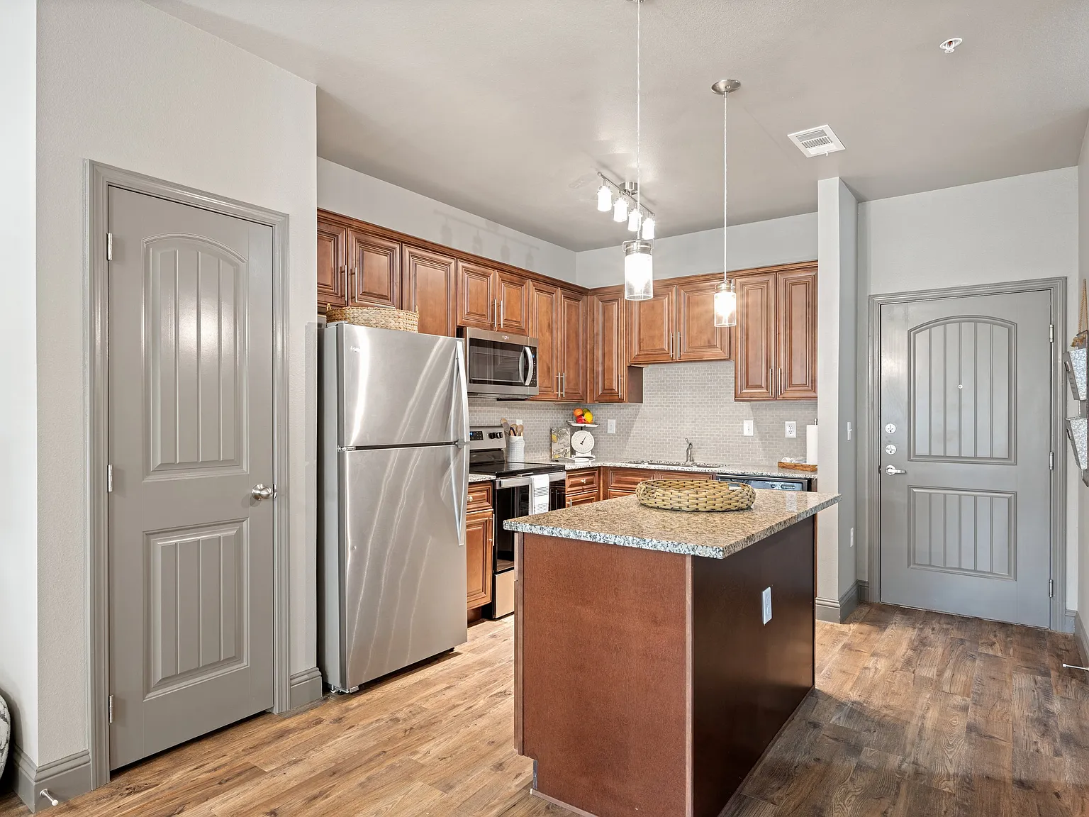 Lake Villas Apartments — Photo 2