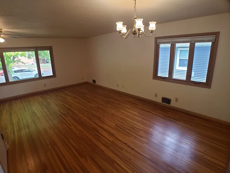 703 E Academy St — Photo 3