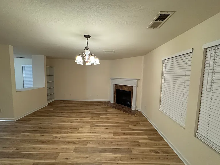 15464 Tyler Mill Dr — Photo 2