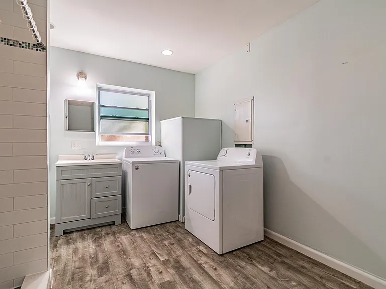 677 Oakwood Dr — Photo 23