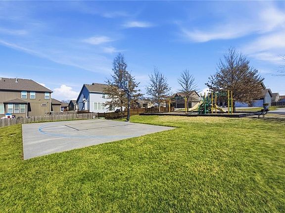 4th image of 822 SW 35th Ter