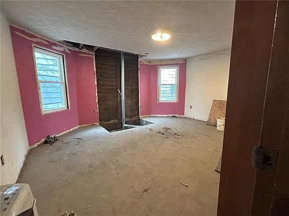 3rd image of 849 Rebecca Ave