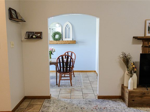 5th image of 318 Amherst Cir