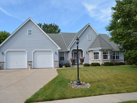 3rd image of 456 Majeskie Dr