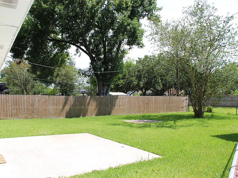 210 Brigadoon Ln — Photo 35