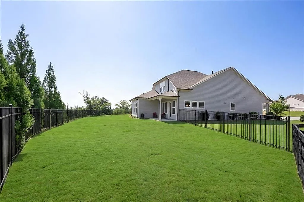 3 bed, 2.0 bath, 2582 sqft, $2,500 — Photo 4