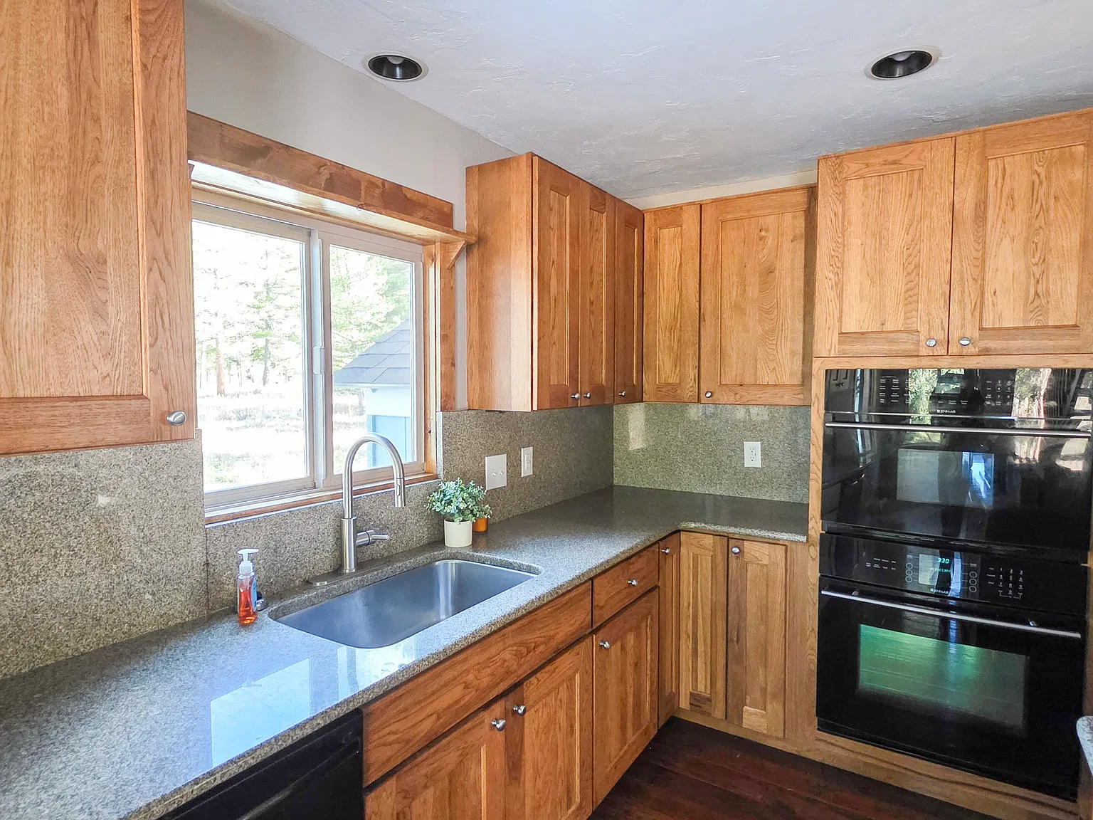 3 bed, 1.5 bath, 1586 sqft, $3,950 — Photo 2