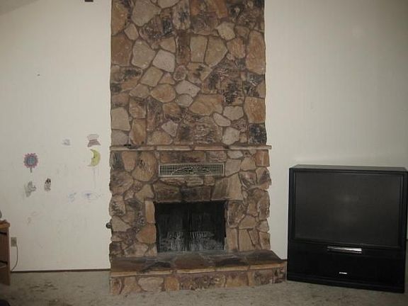3rd image of 226 N Hemet St