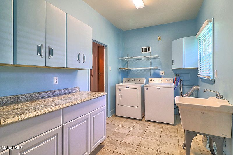 4th image of 1561 Belmont Avenue