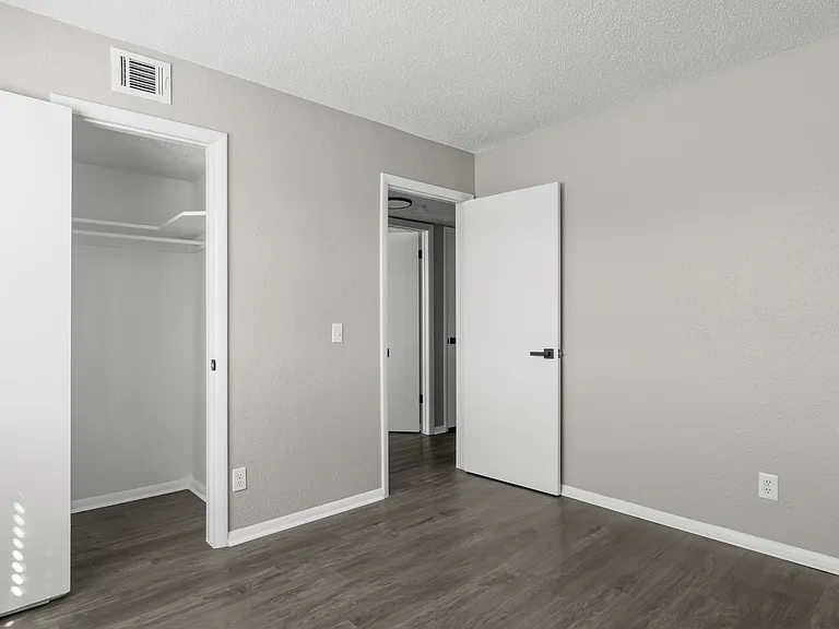 Rosemont Apartments — Photo 16