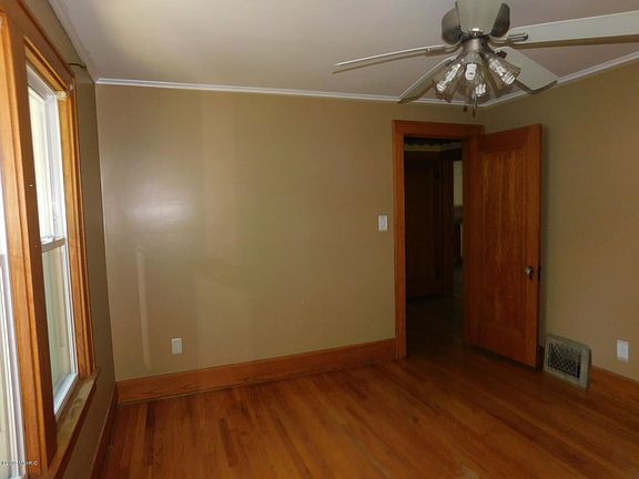 5th image of 286 E Ave N
