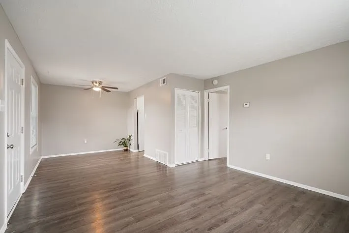 Flats at Greentree — Photo 2
