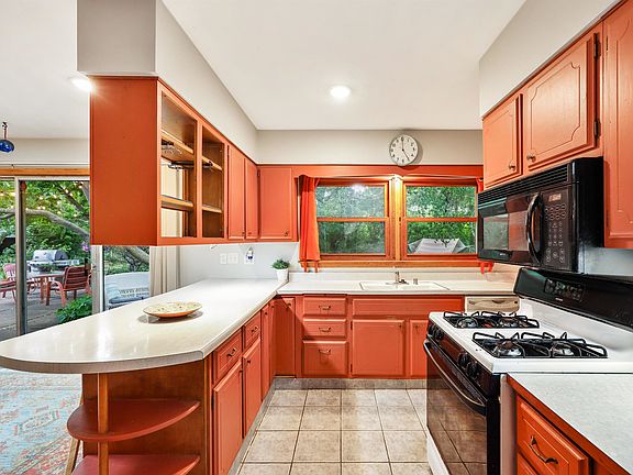 5th image of 916 Riverview Dr