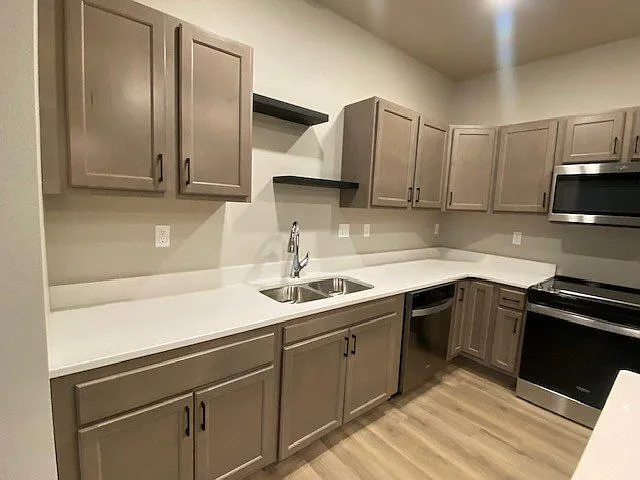 Carlson Place Apartments — Photo 5