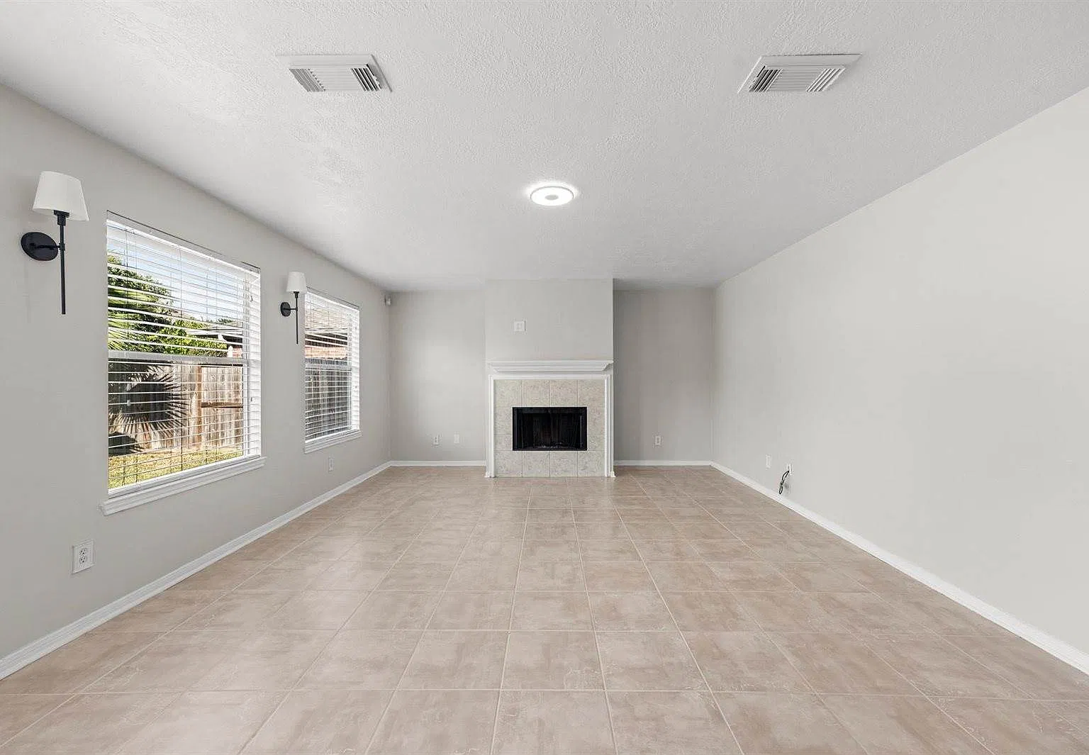 4 bed, 2.5 bath, 2480 sqft, $2,300 — Photo 4