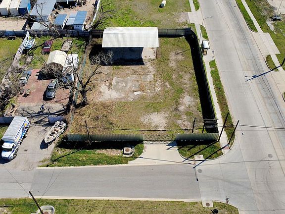 2nd image of 6005 Laura Koppe Rd