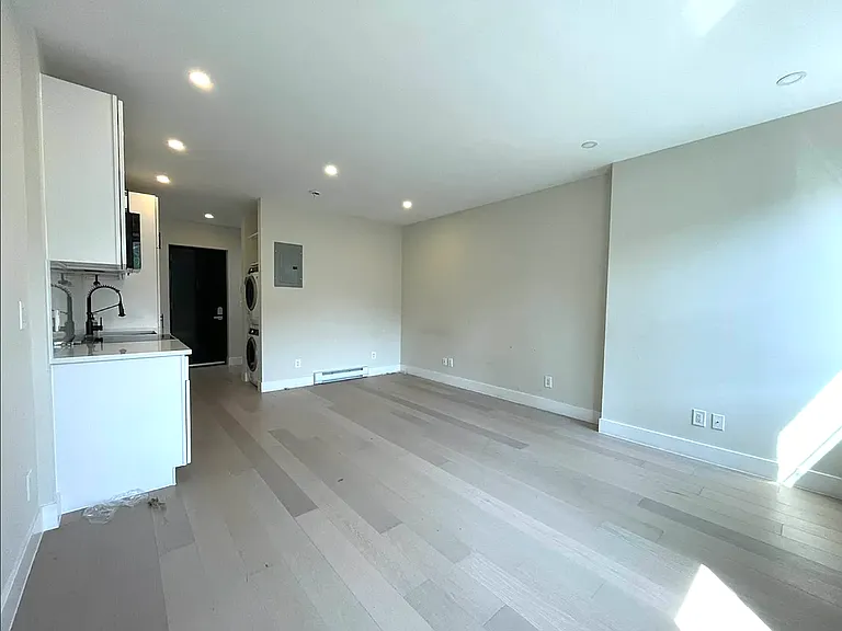 239 E 33rd St #3C — Photo 4