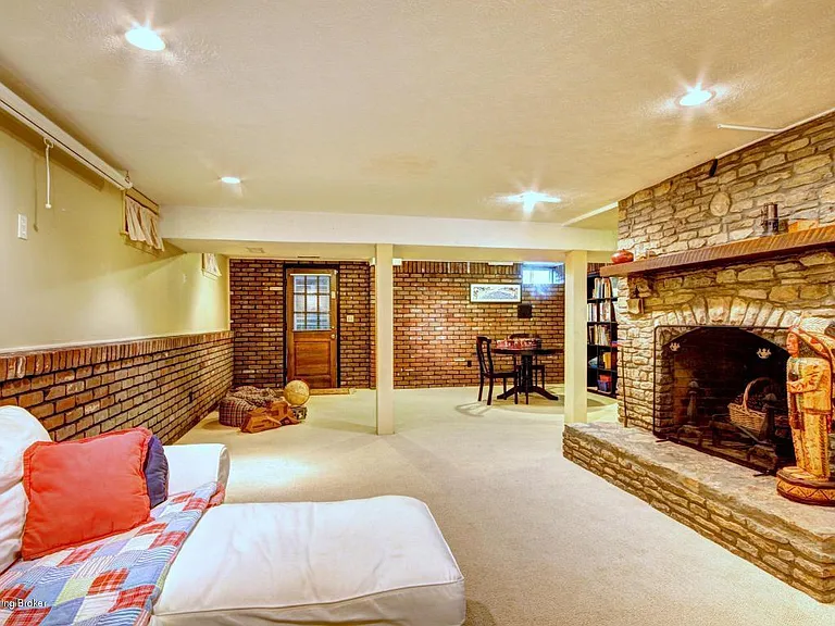 11207 Seatonville Rd — Photo 17