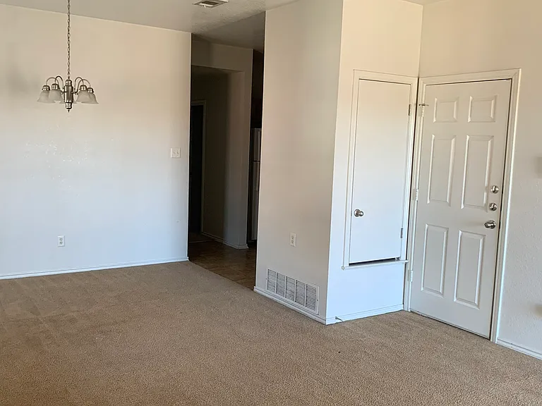 2912 Ashley Dr — Photo 3