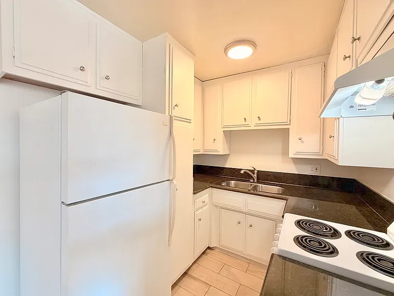 315 Gladys Ave #12 — Photo 2