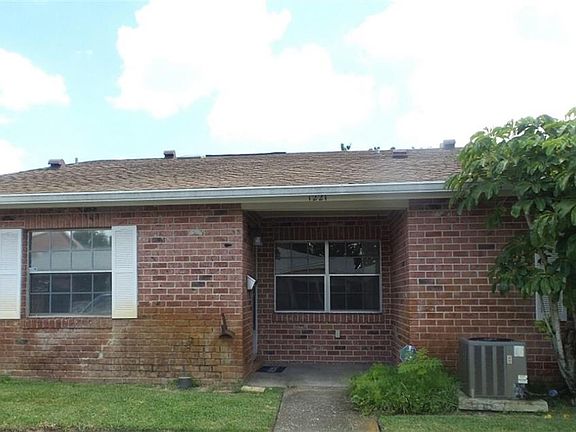 2nd image of 1221 Carriage Ln